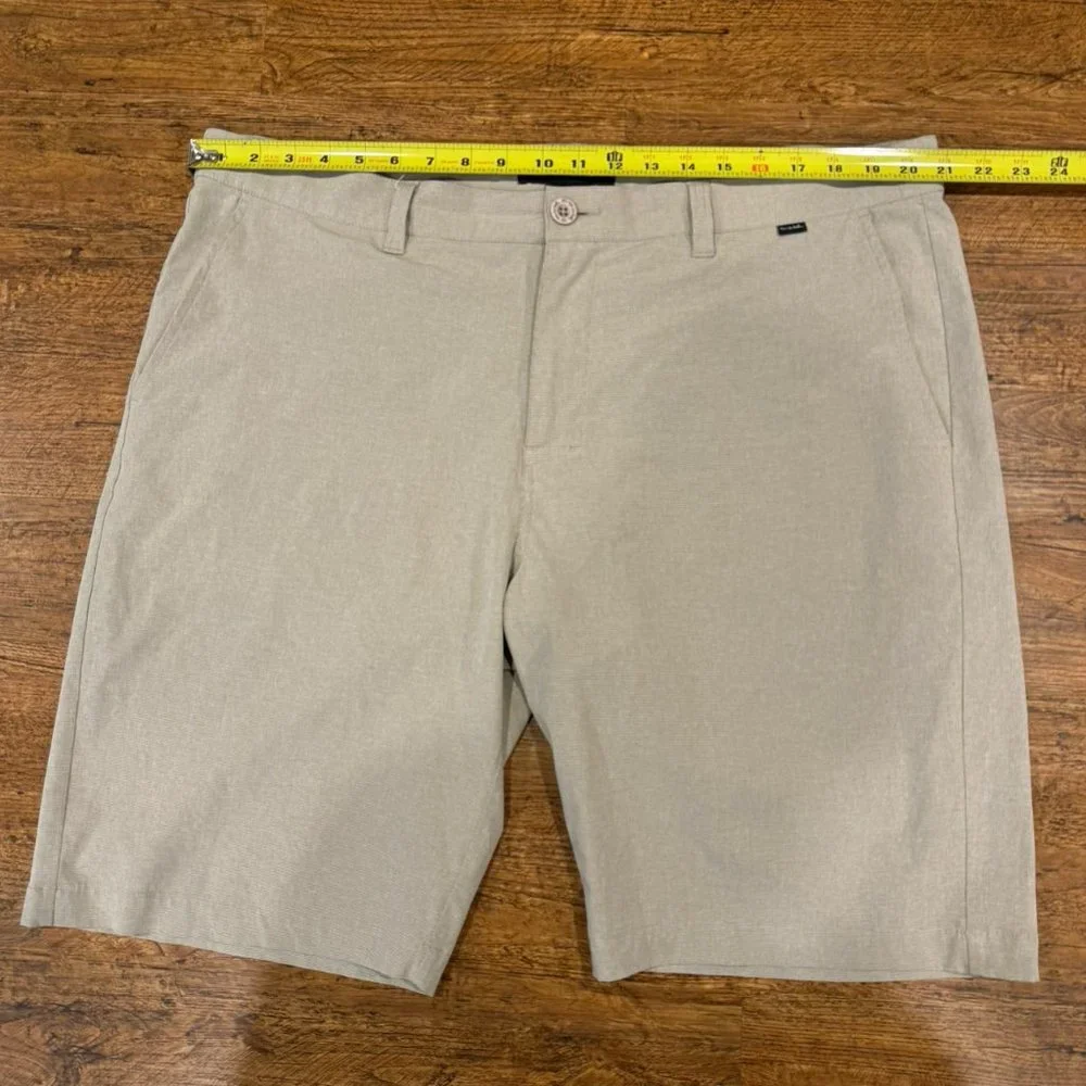 Travis Mathew Beige Beck Performance Casual Golf Chino Shorts Bermudas Men 40x10